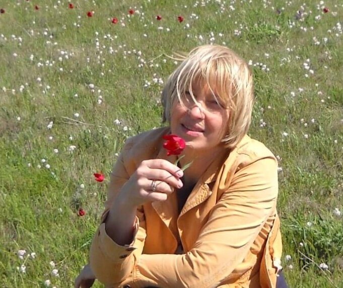 Марина на поле диких тюльпанов