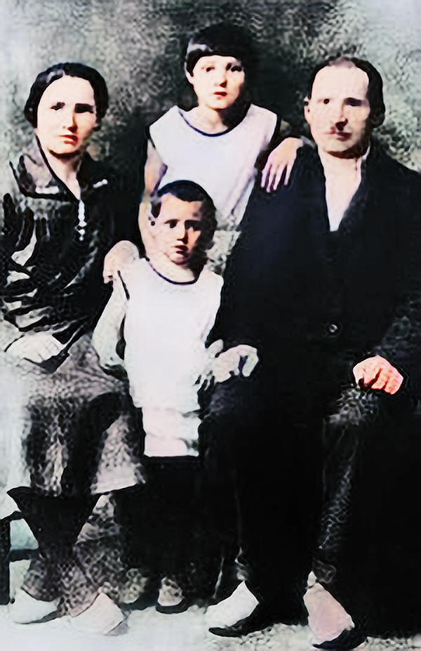 Родители П. М. Машерова   Дарья Петровна и Мирон Васильевич Машеровы, сестры Ольга (младшая) и Надежда. 1934 г., Витебск.