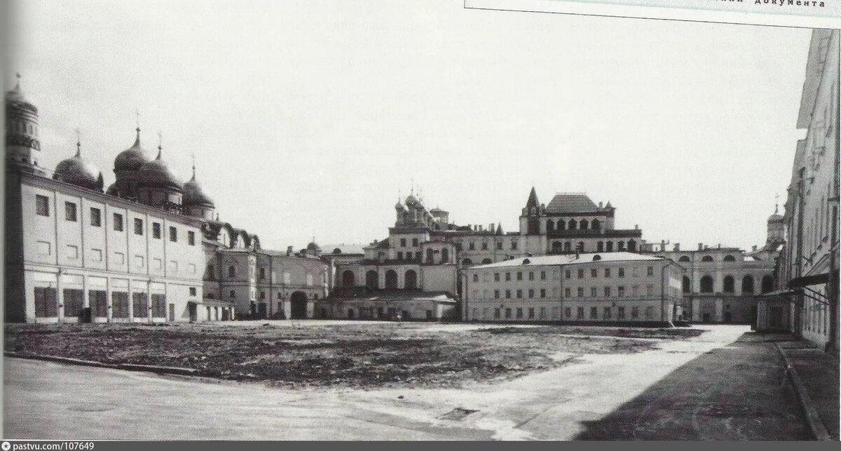 Расчищенная площадка под строительство Кремлёвского дворца Съездов, 1959. С сайта www.pastvu.com. На этом снимке вы можете видеть единственное уцелевшее здание (трёхэтажное). Что это, узнаете позже.