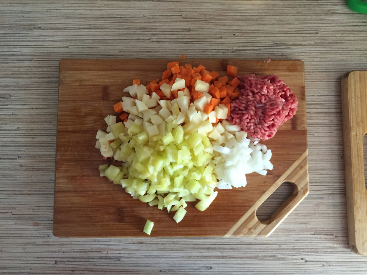 Нарезаем лук, картофель, морковь, сельдерей