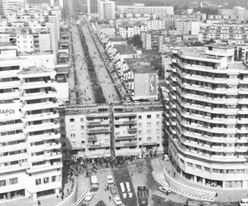 Многоквартирный дом, перегораживающий бульвар - 1978г.