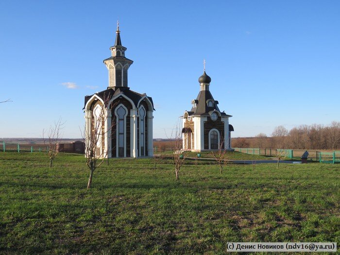 Слева - мечеть, справа - часовня