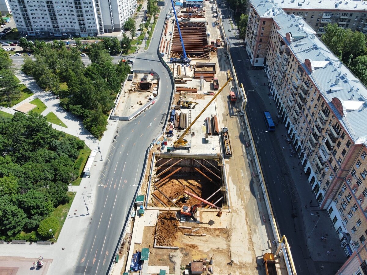 2: Небольшой квадратный котлован - демонтажная камера для щитов, ведущих проходку от «Вавиловской». Размещение демонтажной камеры по центру будущего „большого“ котлована самой станции обусловлено необходимостью выдержать необходимое удаление от конструкций станции КРЛ, возведённых из сборного железобетона, и большим количеством выносимых коммуникаций, находившихся под землёй ближе к торцу будущего котлована станции. 
