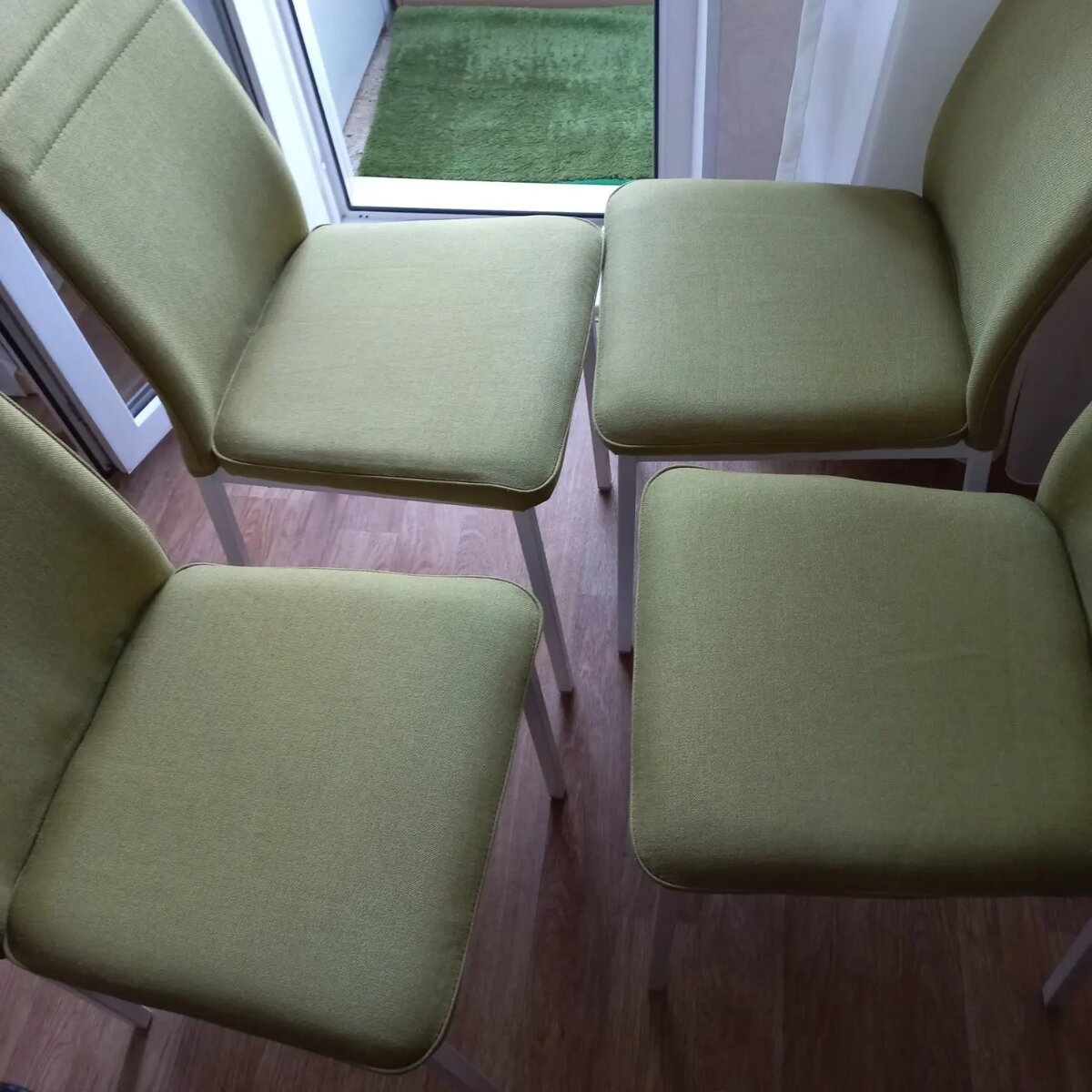 А так эти же стулья выглядят после нашего визита