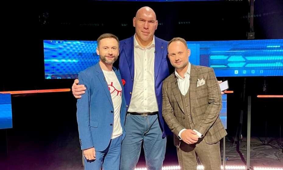    Антон Анисимов (справа) с Николаем Валуевым после одного из эфиров «Есть Тема». Фото: личная страница Антона Анисимова в соцсетях