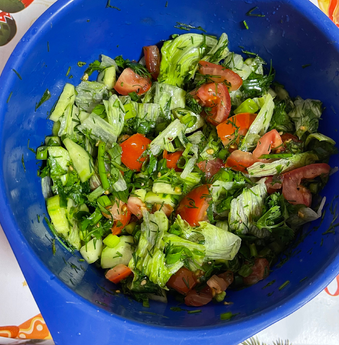 Огурцы, помидоры, укроп, кинза, зелёный лук, айсберг, соль, перец.