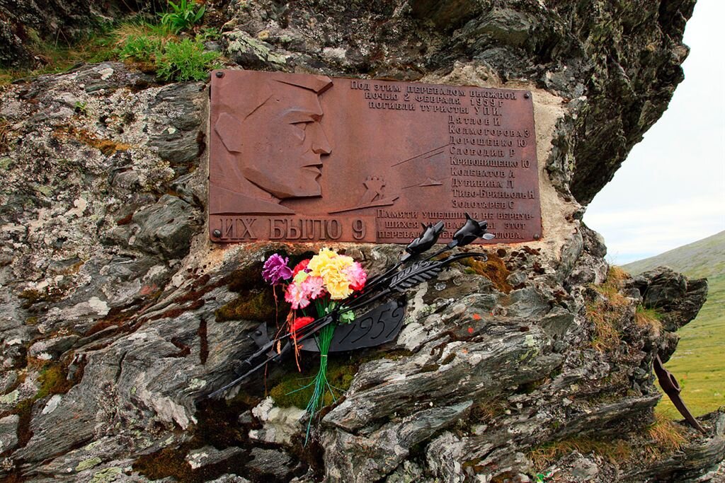 Перевал дятлова памятник на горе