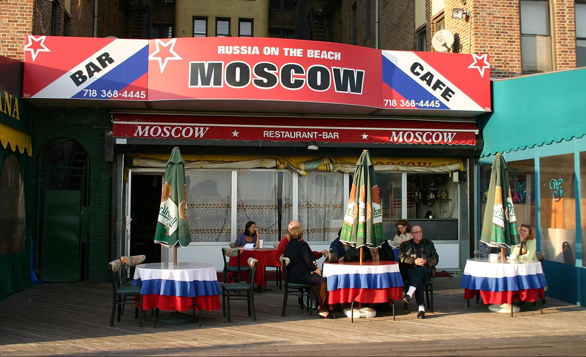Брайтон-Бич не случайно называют "маленькой Одессой". Ибо большинство его обитателей русскоязычных, как раз, таки одесситы