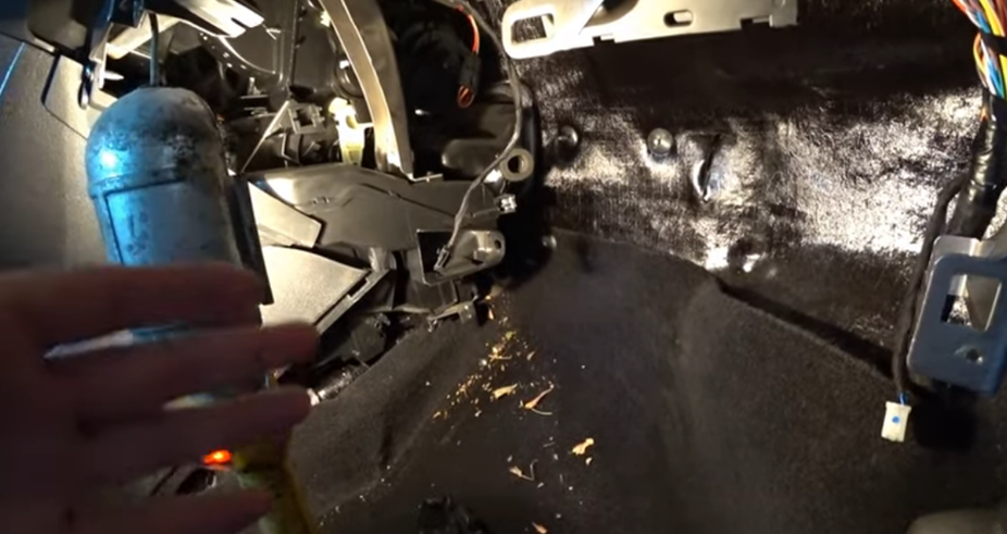 Показываю, как заменить салонный фильтр на Ладе Весте. Рассказываю ...