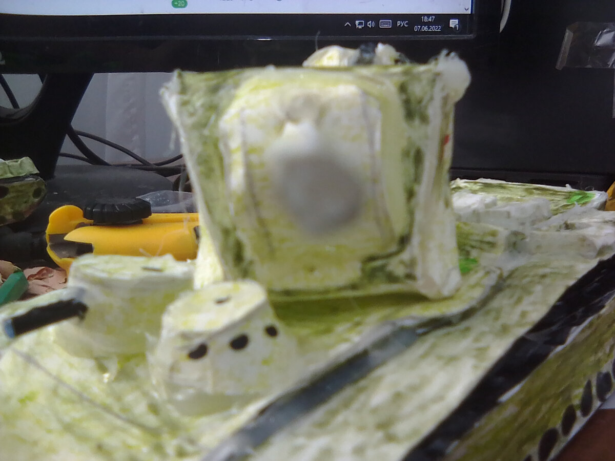 под углом с поворотом башни внутри