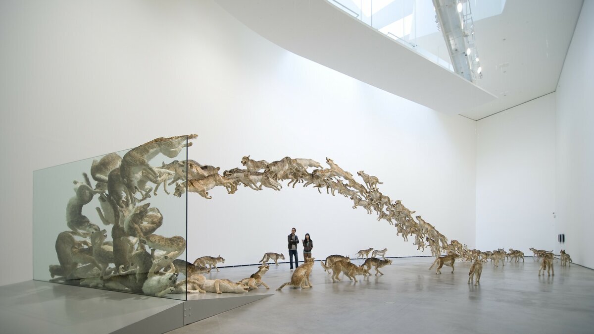 Инсталляция «Не кричите: «Волки!»», художник Cai Guo-Qiang