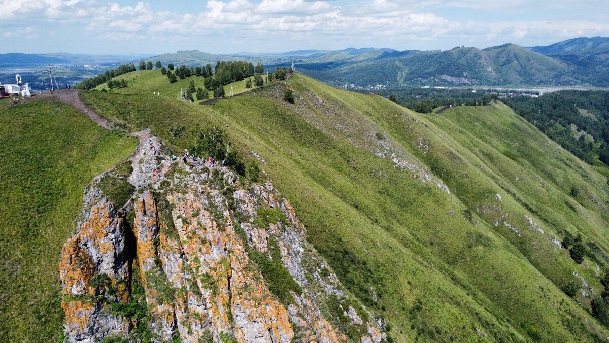Вид со стороны на эту скалу