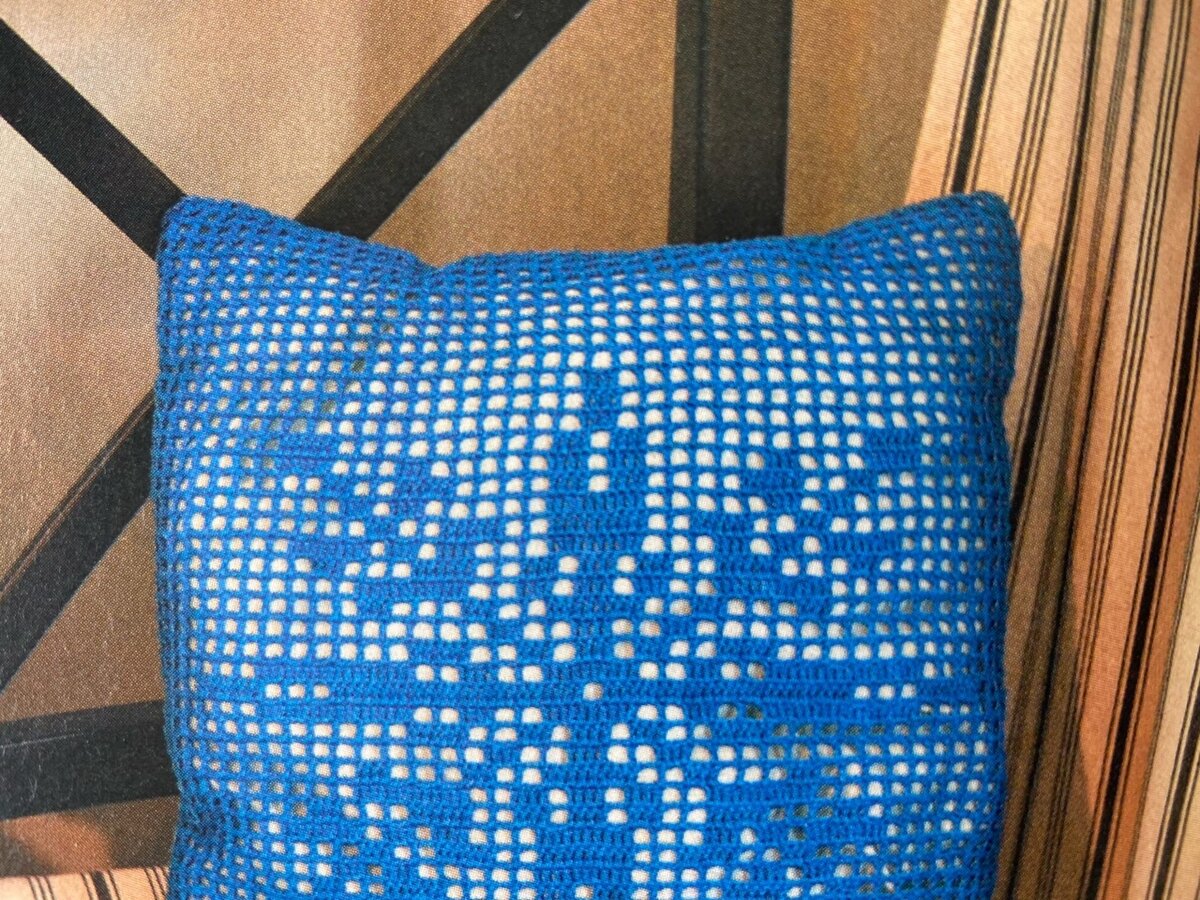 Вязаная подушка