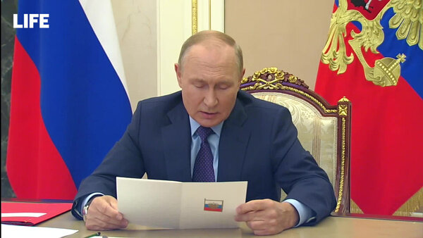 Президент РФ Владимир Путин на Совбезе. Видео © LIFE