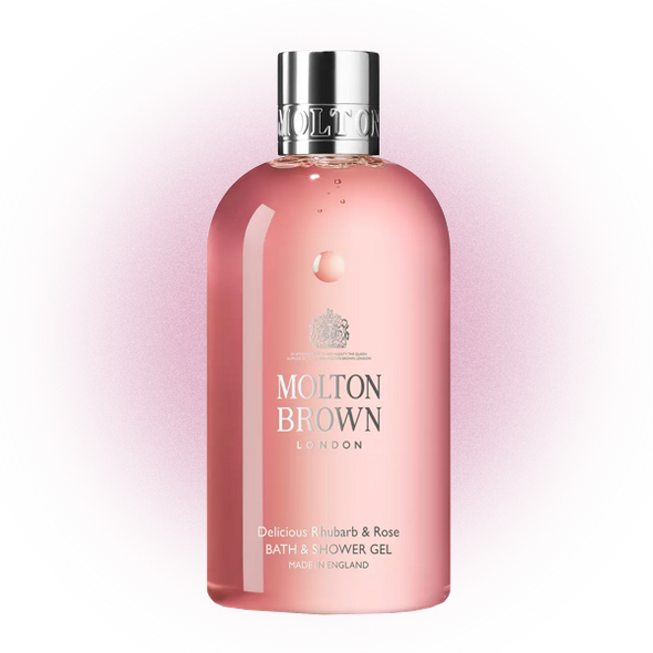 
купить2604 руб.Гель для душа Delicious Rhubarb & Rose Bath & Shower Gel, Molton BrownБренд появился в Лондоне в 1970-х годах, но поставщиком королевского двора стал недавно. Гели и кремы для рук марки можно найти в каждой комнате поместья Балморал, а так как Елизавета II любит розы, то наверняка пробовала средства с розовыми нотами.