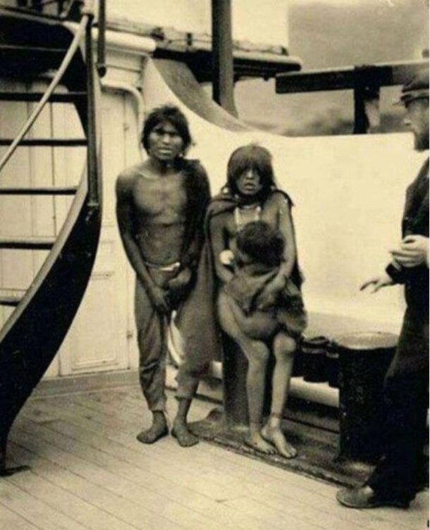 Ceмью индейцев везут в Европу в качестве новых обитателей зоопарка, 1889 год. 