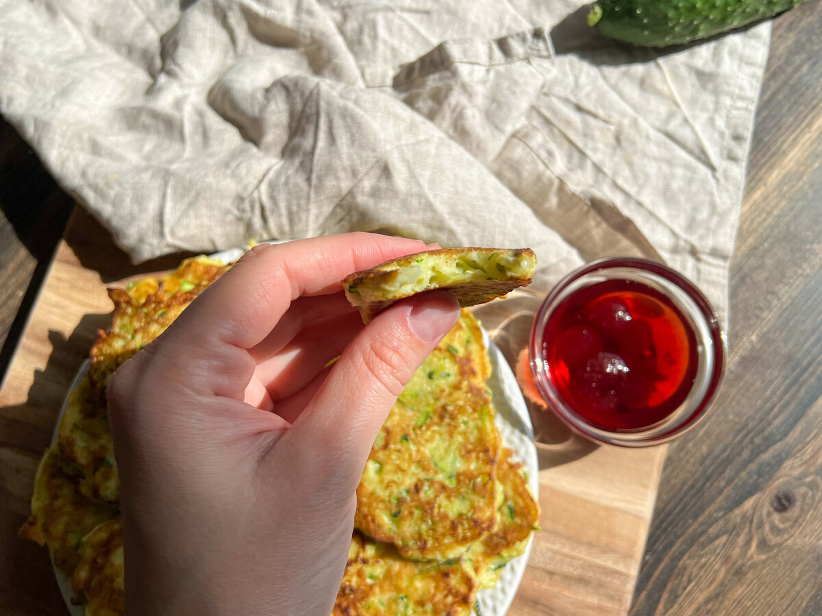 Мешками привожу с дачи кабачки, чтобы каждый день делать этот завтрак  (показываю, как готовлю кабачковые оладьи) | Сладкий Персик | Дзен