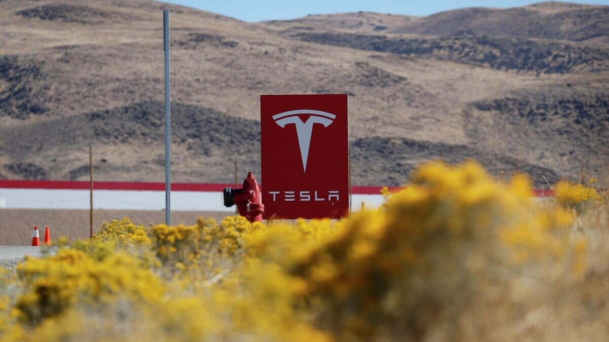    Вывеска завода Tesla Gigafactory в штате Невада© AP Photo / John Locher