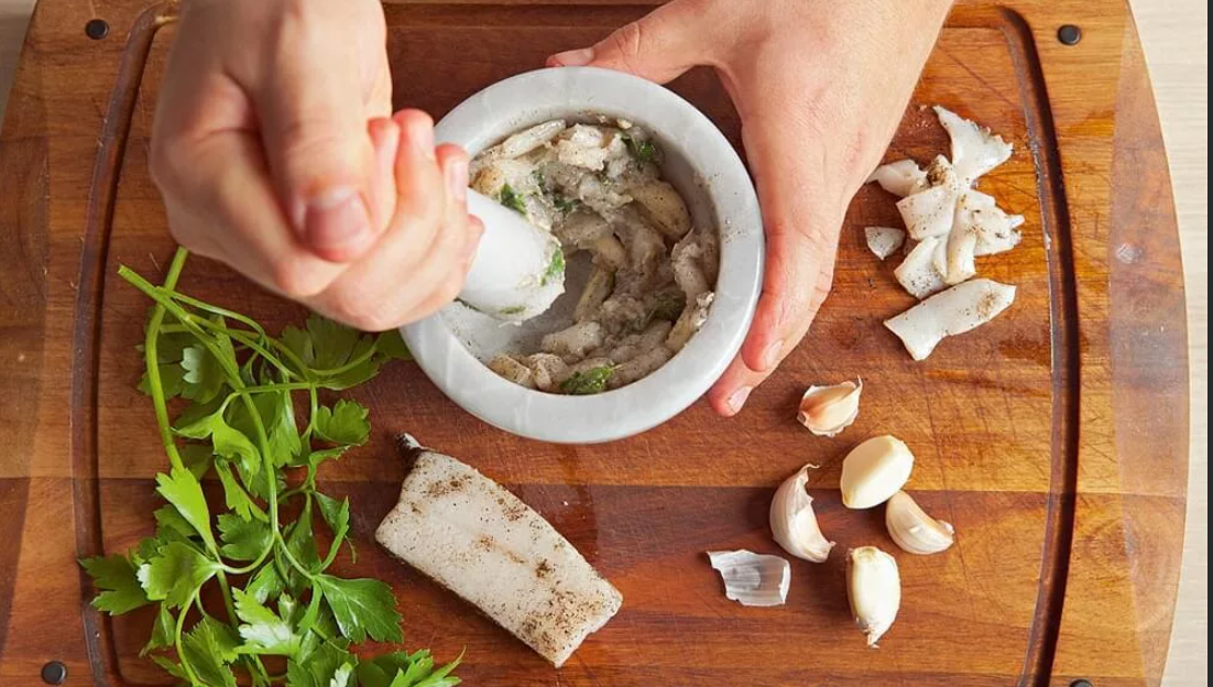 Приготовление затирки для борща из сала и чеснока (фото из телекоммуникационной сети Интернет)