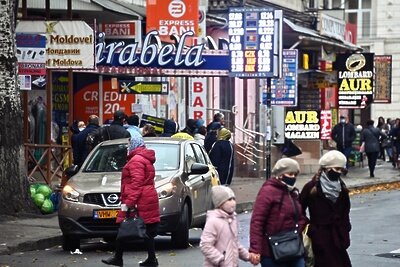    Прохожие на улице в Кишиневе. ©Евгений Одиноков РИА Новости