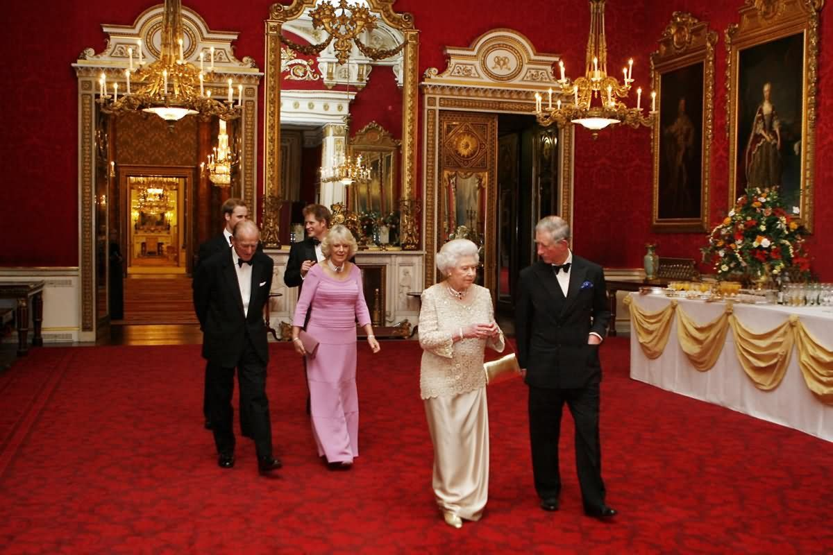 Buckingham palace the royal family. Букингемский дворец Елизавета 2. Великобритания Букингемский дворец с королевой. Королева Елизавета 2 Букингемский дворец. Королева в Букингемском Дворце.