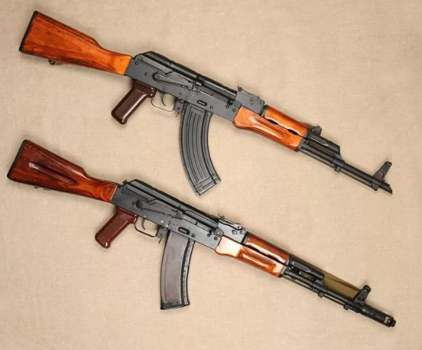 АК-47 (сверху) и АК-74