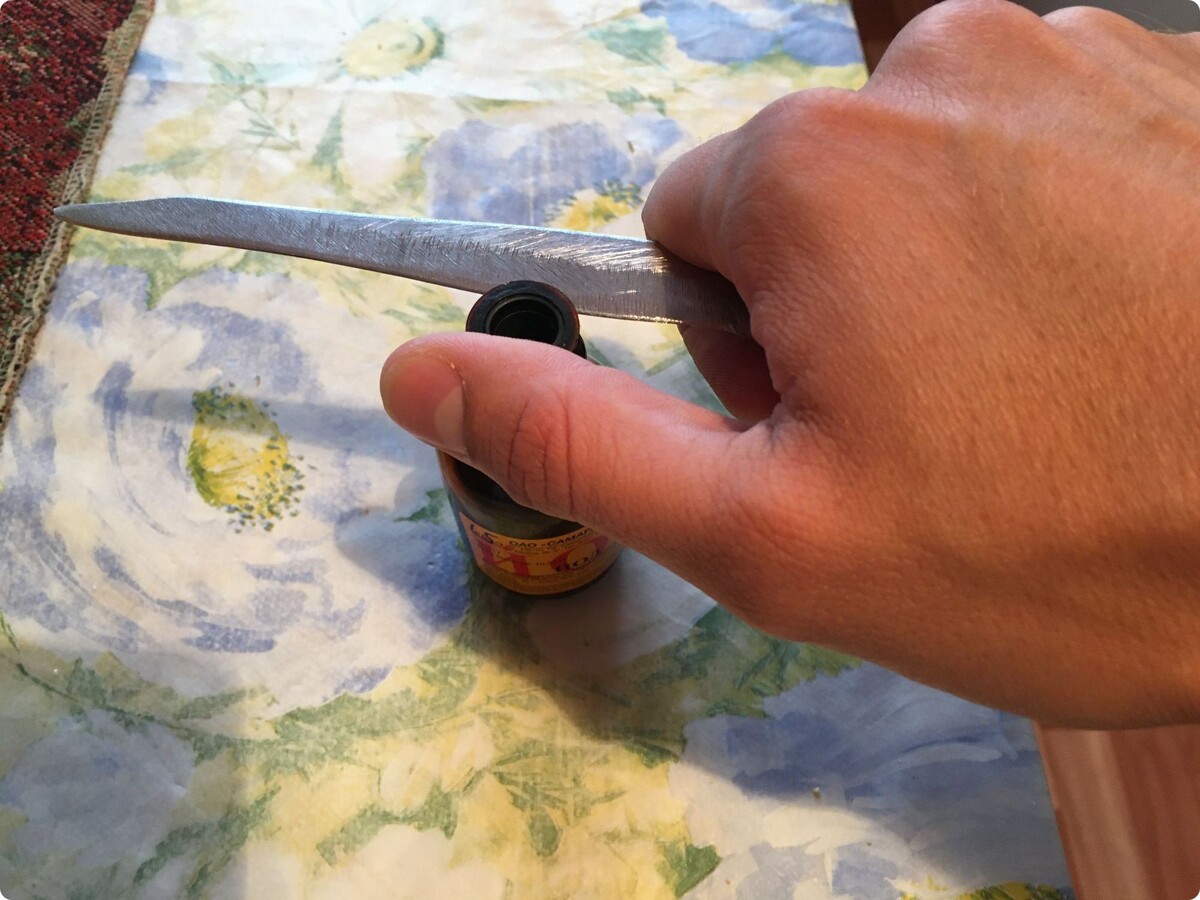 Ножом. Фото автора.