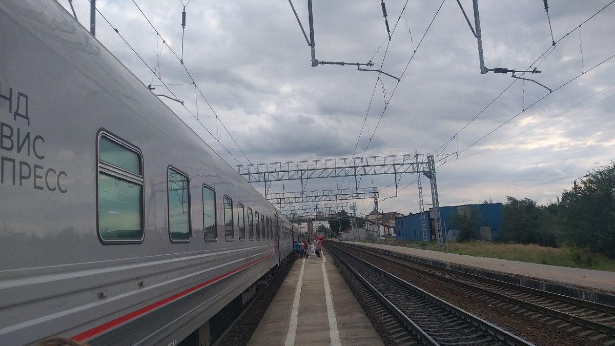 Вагон нашего поезда. Не помню станцию  на которой я делал фотографию.