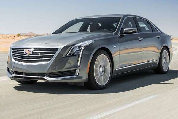 Источник изображения : www.motortrend.com  
Это Cadillac CT6. Ну есть же схожести. Я не знаю, может дизайнеры Kia сами придумали такой вид фар, а может подсмотрели у Кадиллак