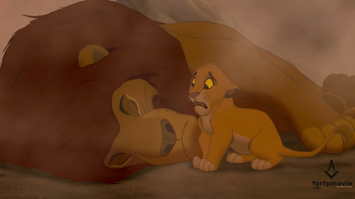 Глава прайда, лев Муфаса, воспитывает сына Симбу, своего полноправного наследника. Однако у брата короля джунглей, коварного Шрама, есть личные планы на судьбу короны, поэтому он подстраивает убийство Муфасы и его сына. Симба чудом выживает и горько оплакивает тело отца после случившегося.