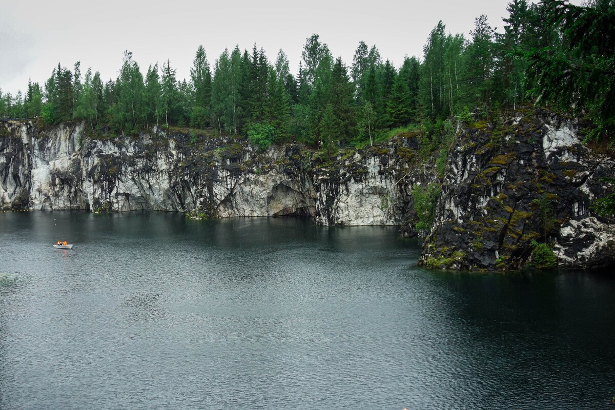 Красота, правда? Кажется, что там совсем пусто, не так ли? А вот и нет. Чтобы сделать это фото, пришлось подождать, пока рассосётся очередная экскурсионная толпища.