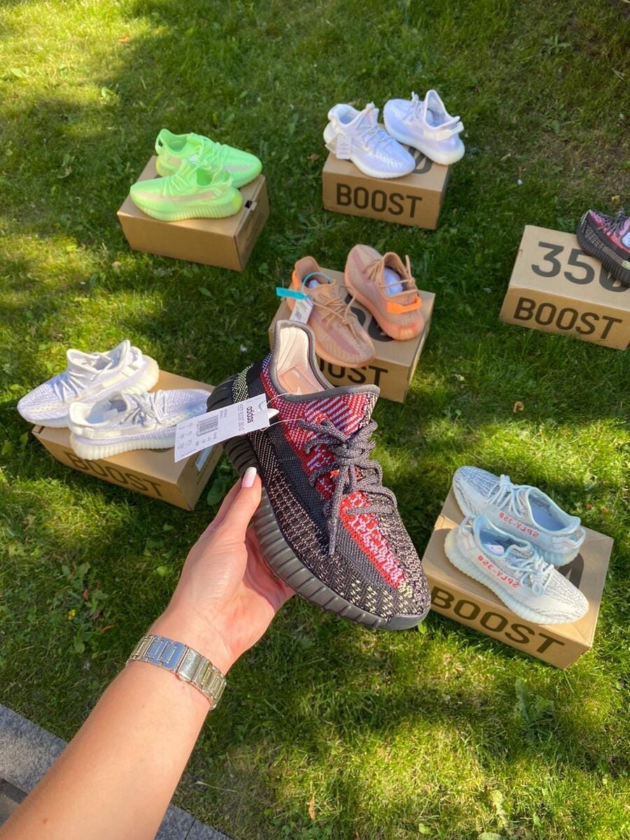Совместная работа adidas Originals с музыкантом Канье Уэстом.Обновленная версия знаменитых кроссовок изготовленна из прогрессивного материала Primeknit, разработанного adidas с использованием цифровых технологий , обеспечивающих обтекаемую форму и удобную посадку . В новой заниженной версии так же применена адаптивная технология  adidas BOOST™, гарантирующая комфорт и легкость при движении . Также данная модель, имеет много разных красивых цветов. 