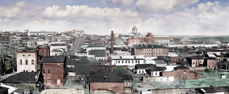 Курск в начале 50-х годов. Город еще восстанавливается после войны. Купол Знаменского собора краснеет старой кирпичной кладкой, ведется реконструкция зданий бывшей мужской гимназии и Дома офицеров. Дом Советов уже вполне по праву доминирует если не высотой, то солидностью. Сегодня в том же ракурсе он перекрыт офисным центром