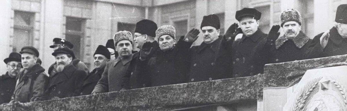 В москве 7 ноября 1941 состоялось мероприятие. Сталин 7 ноября 1941. 7 Ноября 1941 трибуне. Сталин на трибуне мавзолея 7 ноября 1941 года. Парад 7 ноября 1941 трибуна.