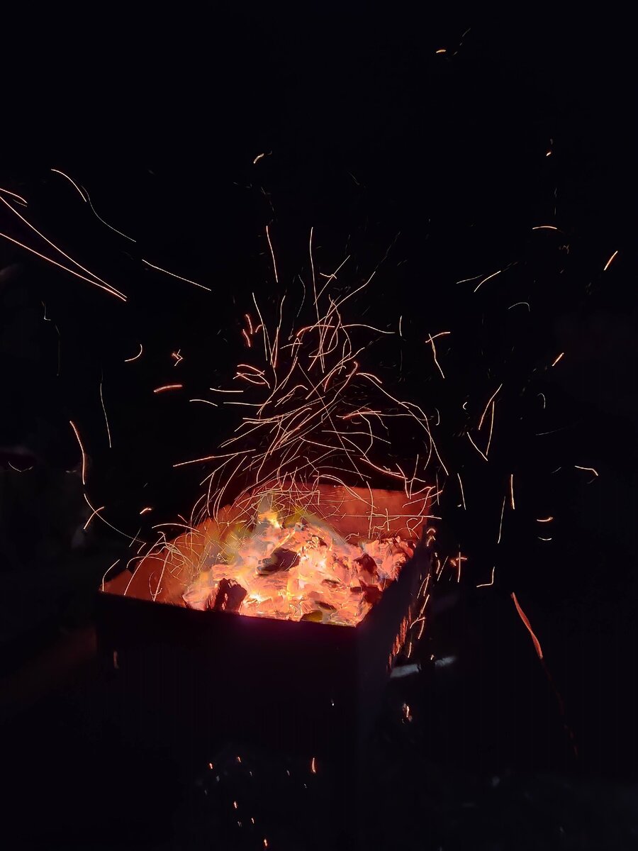 Раздуваю угли, искры летят...романтика. 