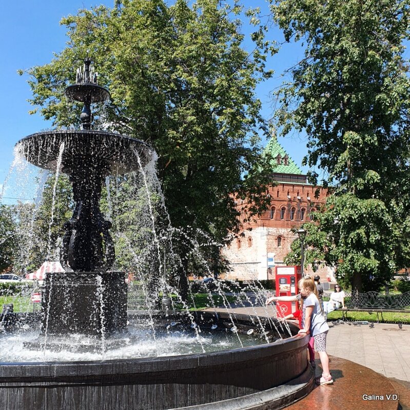 С погодой несказанно повезло. Бросили в центре машину и пошли гулять.