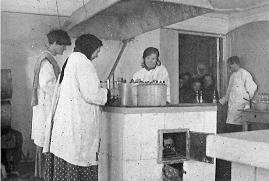 Молочная кухня в миссии квакеров в Бузулуке. 1921 год. 