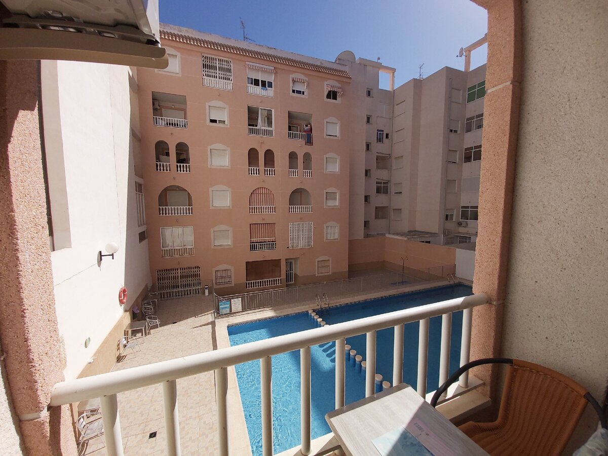 Пример дома колодцем с бассейном внутри