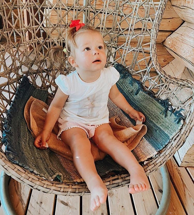 В этот раз звезда позировала с дочерью рядом с ретроавтомобилем. В тон иномарке мама и крошка подобрали наряды. Нюша предстала в розовом свитшоте и светло-голубых джинсах. Спортивный образ инстадива «подружила» с белыми кроссовками. Артистка собрала волосы в хвостик, чтобы они не мешали на прогулке с ребенком.