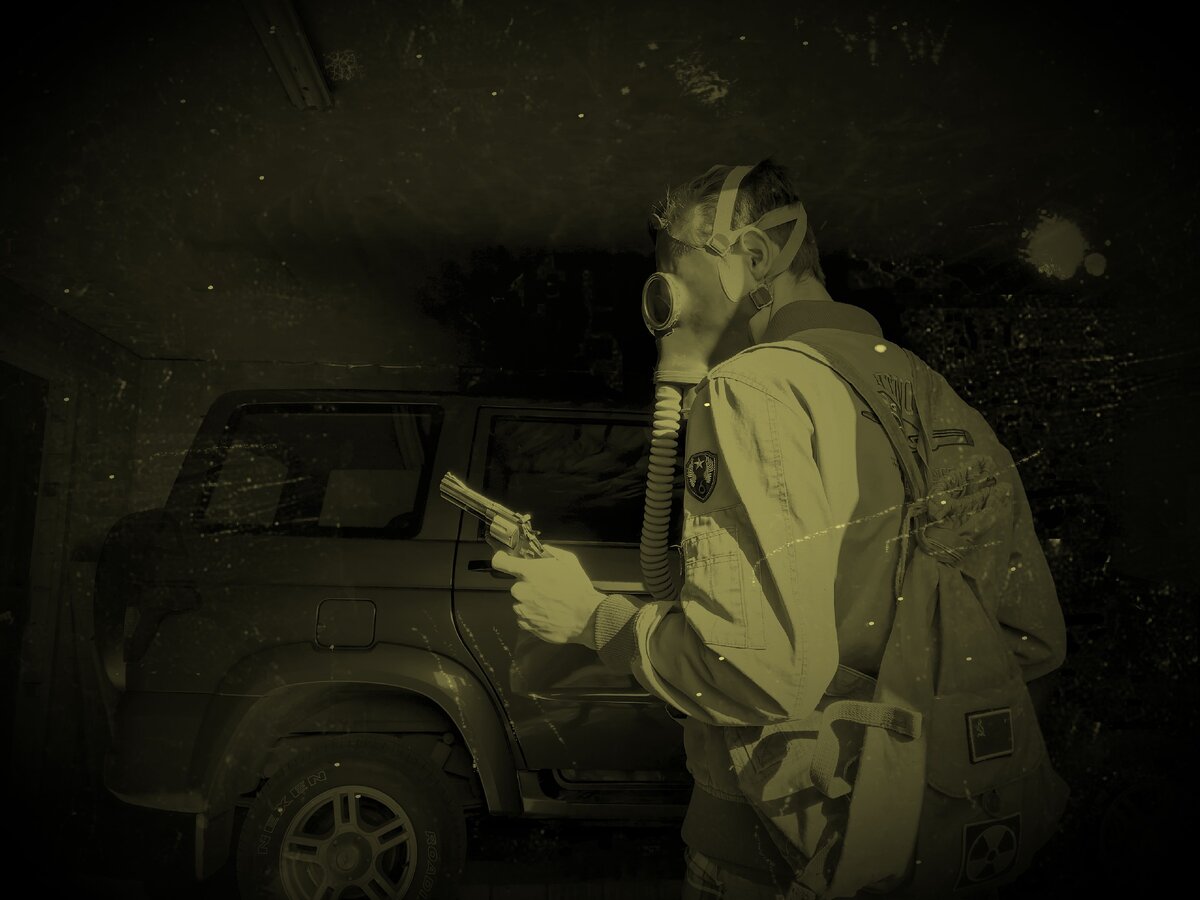 Исследую один из ангаров.