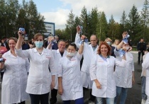 В Надыме губернатор ЯНАО вручил ключи от новых квартир 18 семьям медработников. Фото
ФОТО104