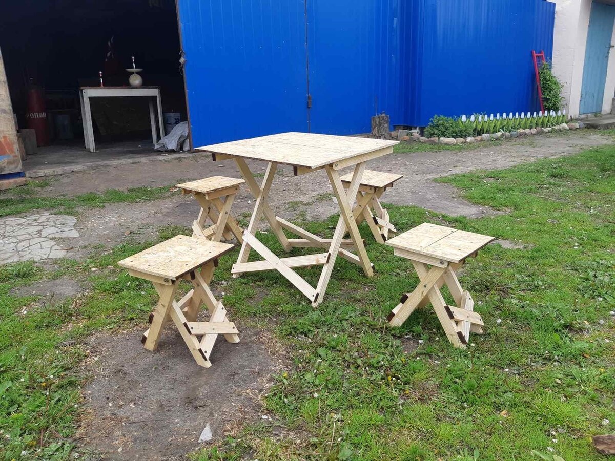 Стол и стулья 