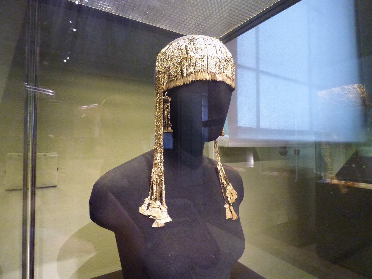 Золото Трои. Похоже именно в этой диадеме жена Г. Шлимана позировала для журналистов