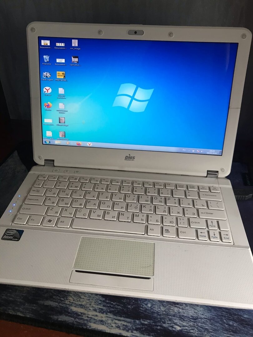 На фотографии показано, как выглядит ноутбук.