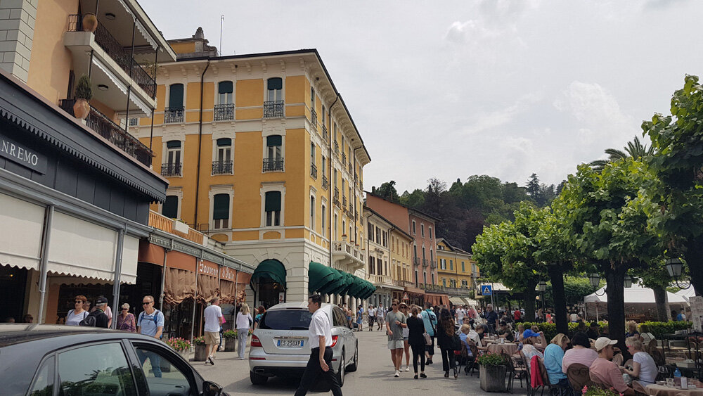 Движение в городке на озере Комо