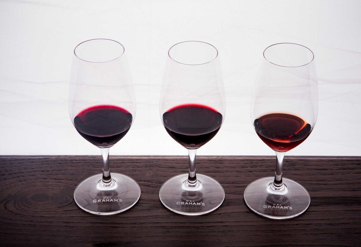Рюмки для портвейна. Бокалы под портвейн. Просто вино. Port Wine цвет. Цвет портвейна в бокале.