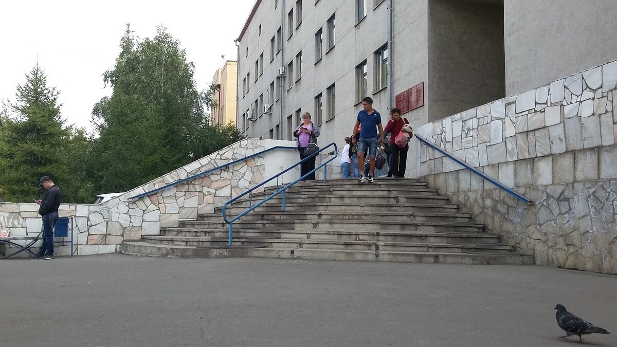 Крыльцо моей поликлиники, как раз для больных. Источник Яндекс картинки.