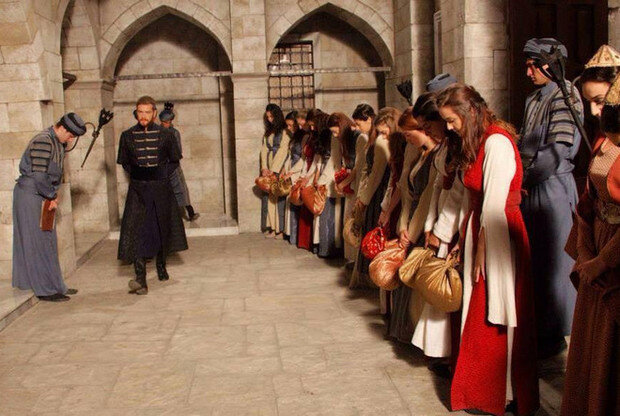 При встрече с членами правящей династии нужно было кланяться и не смотреть на них