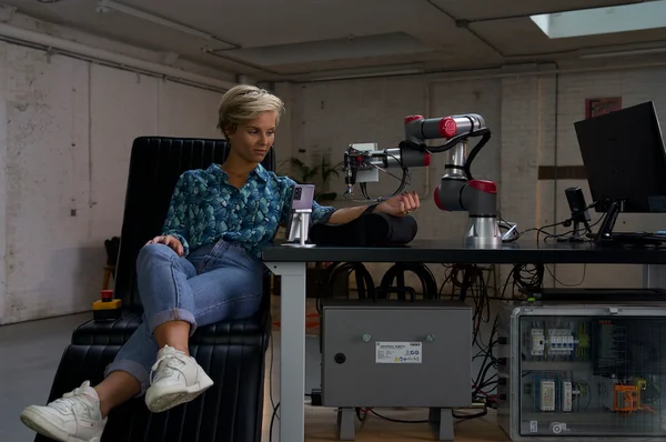 Татуировка наносится роботизированной рукой, управляемой с помощью 5G.  Фото взято с просторов интернета.