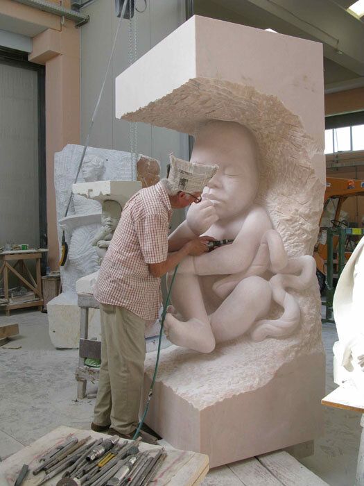 В новой мастерской Червиетти ремесленник деликатно  шлифует мраморную поверхность одной из скульптур серии Evolution Марка  Куинна с помощью вращающейся шлифовальной машины.